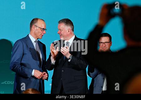 20. März 2026, Rheinland-Pfalz, Bad Dürkheim: Bundeskanzler Friedrich Merz (l, CDU) und Gordon Schnieder, CDU-Spitzenkandidat bei der Rheinland-pfälzischen Landtagswahl, sprechen in der Salierhalle zum Ende des Wahlkampfes der CDU zur Landtagswahl Rheinland-Pfalz. Foto: Uwe Anspach/dpa Stockfoto