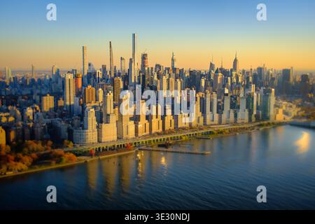 Blick auf den Sonnenuntergang von New York aus einem Hubschrauber Stockfoto