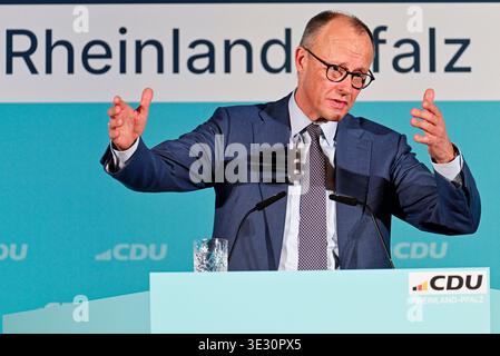 20. März 2026, Rheinland-Pfalz, Bad Dürkheim: Bundeskanzler Friedrich Merz (CDU) spricht in der Salierhalle zum Ende des Landtagswahlkampfes der CDU zur Landtagswahl in Rheinland-Pfalz. Foto: Uwe Anspach/dpa Stockfoto