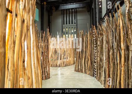 Eine große Installation mit dem Titel Goavve-Geabbil von Sámi Künstler Máret Ánne Sara, die für die Tate Modern's Turbine Hall in London in Auftrag gegeben wurde Stockfoto