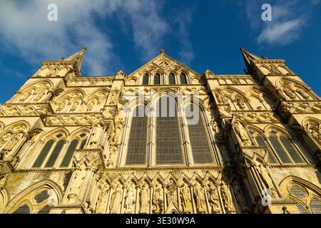 Tolle Westfassade der Kathedrale von Salisbury an einem sonnigen Tag. Salisbury, Wiltshire, England Stockfoto
