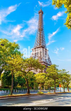 Blick auf den Eiffelturm von einer typischen Straße von Paris, Frankreich. Stockfoto