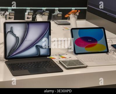 Prag, Tschechische Republik - 20. März 2026: Apple iPad Air und iPad Modelle mit Tastaturzubehör in einem modernen Elektronikgeschäft in Prag. Stockfoto