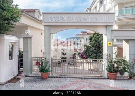 Eintritt zum Wohnkomplex Uygun Cleopatra III in Alanya. Luxuriöse Apartmenthäuser mit geschlossenem Eingang. Alanya, Türkei - 25. Oktober 2020 Stockfoto