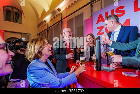 20. März 2026, Rheinland-Pfalz, Landau: Malu Dreyer (l-r, SPD), ehemaliger Ministerpräsident von Rheinland-Pfalz, Rudolf Scharping (SPD), ehemaliger Ministerpräsident von Rheinland-Pfalz, Sabine Bätzing-Lichtenthäler (SPD), Bundestagsfraktions- und Landesvorsitzender der SPD Rheinland-Pfalz, und Alexander Schweitzer (SPD), Spitzenkandidat für die anstehende Landtagswahl und Rheinland-Pfalz-Pfalz-Ministerpräsident, genießen frisch frisch gezapfen. SPD-Abschlussveranstaltung "Alexander Schweitzer Tour" zur bevorstehenden Landtagswahl mit dem amtierenden Ministerpräsidenten und Spitzenkandidaten für Rhinelan Stockfoto