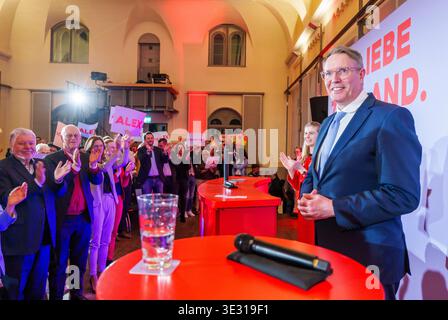 20. März 2026, Rheinland-Pfalz, Landau: Alexander Schweitzer (SPD), Spitzenkandidat für die bevorstehende Landtagswahl und Ministerpräsident von Rheinland-Pfalz, steht bei der Abschlussveranstaltung auf der Bühne. Kurt Beck (l-r, SPD), ehemaliger Ministerpräsident von Rheinland-Pfalz, Rudolf Scharping (SPD), ehemaliger Ministerpräsident von Rheinland-Pfalz, und Sabine Bätzing-Lichtenthäler (SPD), Fraktionsvorsitzende und Landesvorsitzende der SPD Rheinland-Pfalz, stehen zusammen im Publikum. SPD-Abschlussveranstaltung „Alexander Schweitzer Tour“ zur anstehenden Landtagswahl in Rheinland-Pfalz wi Stockfoto