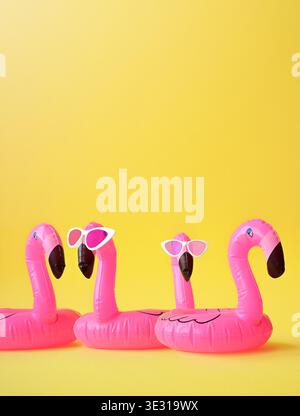 Tropischer Sommer-Hintergrund mit Kopierraum für einen Text und rosa Flamingos. Stockfoto