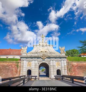 Fesselnder Blick am Haupttor für den Eingang in die mittelalterliche Festung von Alba Iulia (Carolina). Lage: Alba Iulia Stadt, Rumänien, Europa Stockfoto