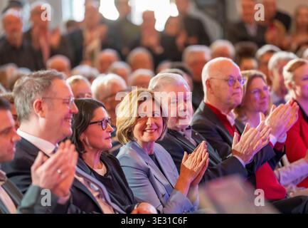 20. März 2026, Rheinland-Pfalz, Landau: Alexander Schweitzer (l-r, SPD), Spitzenkandidat für die bevorstehende Landtagswahl und Ministerpräsidentin von Rheinland-Pfalz, Barbara Schweitzer, Schweitzers Frau Malu Dreyer (SPD), ehemaliger Ministerpräsident von Rheinland-Pfalz, Kurt Beck (SPD), ehemaliger Ministerpräsident von Rheinland-Pfalz-Pfalz, und Rudolf Scharping (SPD), ehemaliger Ministerpräsident der Pfalz-Pfalz-Präsident der Pfalz-Pfalz-Pfalz-Ministerpräsident. SPD-Abschlussveranstaltung „Alexander Schweitzer Tour“ zur anstehenden Landtagswahl mit dem Inc Stockfoto