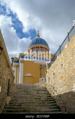 Heilige Dormition Kathedrale mit goldener Kuppel in Odesa, Ukraine, Blick von einer Steintreppe Stockfoto