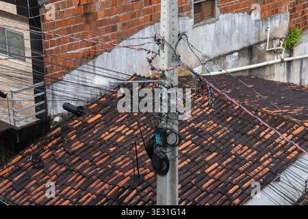 Stromkabel am Stab. Kabelgewirr von elektrischen Stromkabeln. Guarabira, Paraíba, Brasilien, am 21. Januar 2026 Stockfoto