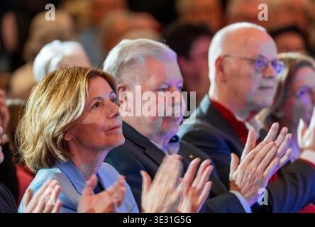Landau, Deutschland. März 2026. Malu Dreyer (SPD), ehemaliger Ministerpräsident von Rheinland-Pfalz, Kurt Beck (SPD), ehemaliger Ministerpräsident von Rheinland-Pfalz, und Rudolf Scharping (SPD), ehemaliger Ministerpräsident von Rheinland-Pfalz, sitzen bei der Abschlussveranstaltung zur Landtagswahl in Rheinland-Pfalz zusammen. SPD-Abschlussveranstaltung "Alexander Schweitzer Tour" zur anstehenden Landtagswahl mit dem amtierenden Ministerpräsidenten Spitzenkandidaten Rheinland-Pfälziens. Darlegung: Andreas Arnold/dpa/Alamy Live News Stockfoto