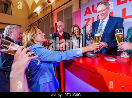 20. März 2026, Rheinland-Pfalz, Landau: Kurt Beck (l-r, SPD), ehemaliger Ministerpräsident von Rheinland-Pfalz, Malu Dreyer (SPD), ehemaliger Ministerpräsident von Rheinland-Pfalz, Rudolf Scharping (SPD), ehemaliger Ministerpräsident von Rheinland-Pfalz, Sabine Bätzing-Lichtenthäler (SPD), Fraktionsvorsitzende der SPD und Landesvorsitzender von Rheinland-Pfalz, sowie Landesvorsitzender von Rheinland-Pfalz-Pfalz (SPD). SPD-Abschlussveranstaltung „Alexander Schweitzer Tour“ für den kommenden Bundesstaat Stockfoto