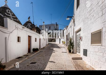 Trulli Häuser und Straßen in Alberobello, einer kleinen Stadt im Süden Italiens. Seit 1996 Teil des UNESCO-Weltkulturerbes. Ein trullo-Haus ist ein t Stockfoto