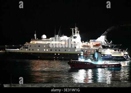 Forschungsschiff und Versorgungsschiff bei Nacht in antarktischen Gewässern während der Polarexpedition Stockfoto