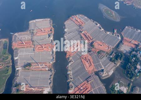 Reihen von Ziegelöfen säumen die Ufer des Dhaleshwari River und des Buriganga River in Jajira, Munshiganj, Bangladesch, wie in dieser Drohnenansicht zu sehen ist. Stockfoto