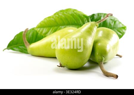 Drei frische grüne Birnen mit leuchtenden Blättern auf einem sauberen weißen Hintergrund, ideal für Nahrung, Gesundheit und Nährstoffgehalt. Stockfoto