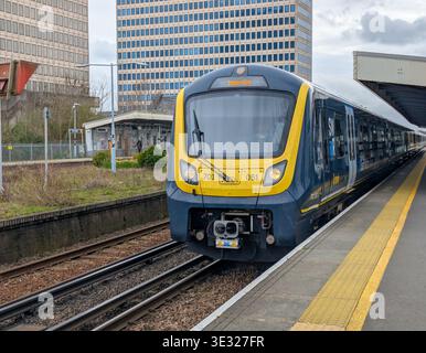 LONDON, UK, 16. MÄRZ: Ein moderner Personenzüge der South Western Railway (SWR) der Klasse 701 mit arterioelektrischen Triebzügen (EMU) sitzt an einem Bahnsteig Stockfoto