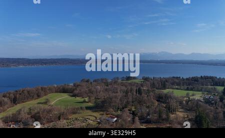 Ein Frühlingstag bei Bernried Landkreis Weilheim-Schongau. Hier der Blick auf den Bernrieder Park mit dem Starnberger See, wandern, spazieren, Radfahren, am Horizont die Alpenkette im Dunst *** Ein Frühlingstag in der Nähe von Bernrieder Bezirk Weilheim Schongau hier der Blick auf den Bernrieder Park mit dem Starnberger See, Wandern, Wandern, Radfahren, die Alpen am Horizont im Dunst Stockfoto