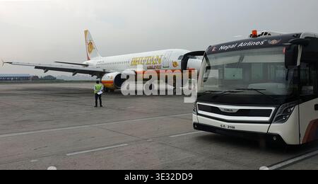 Das Flugzeug von Bhutan Airlines wartet auf Passagiere am Tribhuvan International Airport in Kathmandu, Nepal Stockfoto
