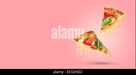 Appetitliche Pizzascheiben mit dehnbaren Käsefäden in Luft auf rosa Hintergrund. Bannerdesign mit Platz für Text Stockfoto