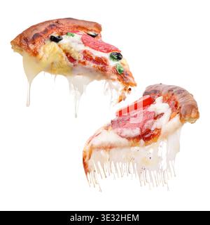 Köstliche Pizzascheiben mit dehnbaren Käsesaiten in der Luft auf weißem Hintergrund Stockfoto