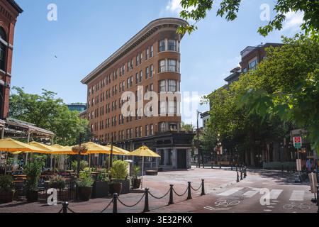 Maple Tree Square im historischen Viertel Gastown mit flatiron Building - Vancouver, British Columbia, Kanada Stockfoto
