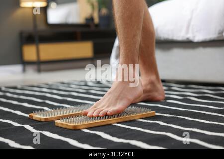 Mann, der zu Hause auf Sadhu-Brettern steht, Nahaufnahme Stockfoto