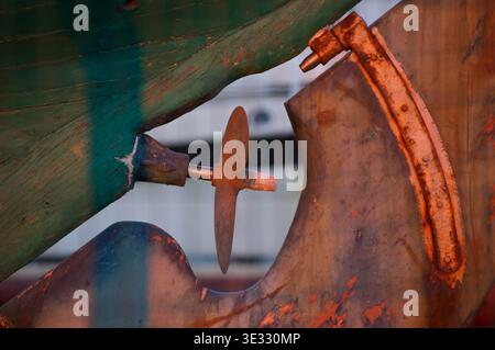 Nahaufnahme eines Bootspropellers und Ruders auf einem Fischerboot aus dem Wasser in Finistere, Frankreich Stockfoto