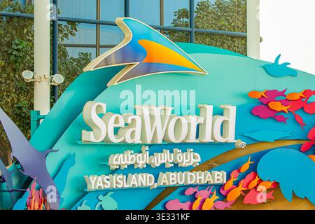 Abu Dhabi VAE 8. Februar 2026: Das SeaWorld Abu Dhabi Logo markiert den maritimen Park auf Yas Island und besticht durch ein modernes, welleninspiriertes Design Stockfoto
