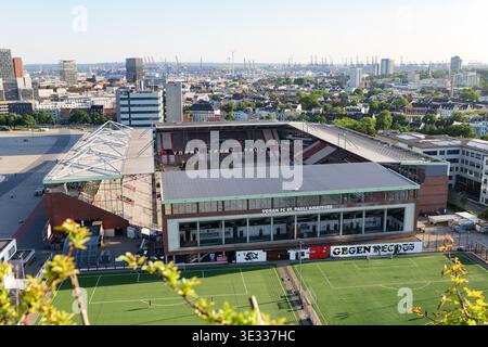 Millerntor-Stadion-Gebäude vom Dach des St. Pauli Bunkers. Fußballstadionarchitektur am Heiligengeistfeld in Hamburg. Stockfoto