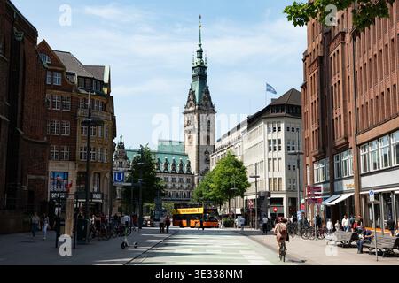 Hamburger Rathaus in der Altstadt von der Mönckebergstraße. Straßenblick in der Innenstadt mit vielen Menschen und historischen Gebäuden. Stockfoto