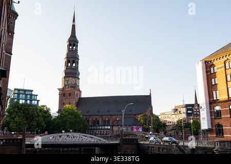 Außenansicht des Katharinenkirchgebäudes von der Speicherstadt in Hamburg am Abend. Sonnenuntergang Sonnenlicht beleuchtet die roten Steine. Stockfoto
