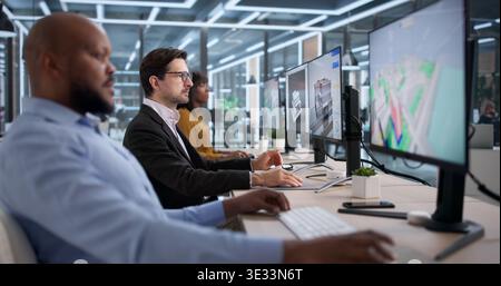 Verschiedene Teams von Architekten, Ingenieuren und Managern, die 3D BIM-Software für Gebäudeplanung und Bauplanung verwenden. Stockfoto