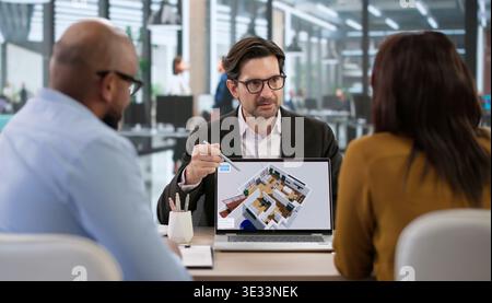 Ein Paar Diskutiert Pläne Für Die Umgestaltung Von Privathaushalten Mit Designer, Agent Oder Architect Auf Laptop. Stockfoto
