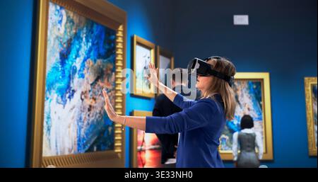 Museumskurator Greift Mit Dem Advanced Headset Auf Immersive Virtuelle Displays Zu Stockfoto