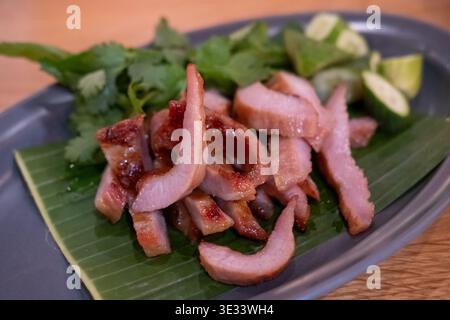 Gegrillter Schweinehals, serviert auf Teller Stockfoto