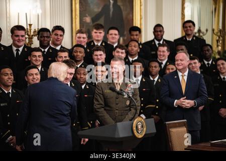 General Michael J. Borgschulte, der 66. Superintendent der US-Marineakademie, sieht zu, wie US-Präsident Donald J Trump am Freitag, den 20. März, die CIC-Trophy (Commander-in-Chief's Trophy) dem US-Marineakademie Midshipmen-Fußballteam der US-Marineakademie während einer Zeremonie im East Room des Weißen Hauses in Washington, DC, USA, überreicht. 2026. die Trophäe wird an die Gewinner jeder Saison der American College Football Series unter den Teams der Midshipmen, der US Military Academy Army Black Knights und der US Air Force Academy Falcons verliehen. Quelle: Andrew Thomas/CNP Stockfoto