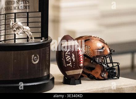 Die Commander-in-Chief's Trophy (CIC Trophy) mit einem zeremoniellen Fußball der United States Naval Academy und Helm wird ausgestellt, bevor US-Präsident Donald J Trump sie der US Naval Academy Midshipmen-Fußballmannschaft während einer Zeremonie im East Room des Weißen Hauses in Washington, DC, USA, am Freitag, den 20. März, überreicht. 2026. die Trophäe wird an die Gewinner jeder Saison der American College Football Series unter den Teams der Midshipmen, der US Military Academy Army Black Knights und der US Air Force Academy Falcons verliehen. Quelle: Andrew Thomas/CNP Stockfoto