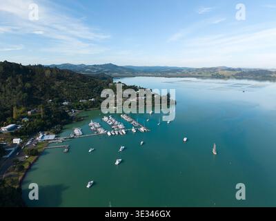 Luftaufnahme der Boote im Hafen von Whangaroa, Northland, Neuseeland Stockfoto