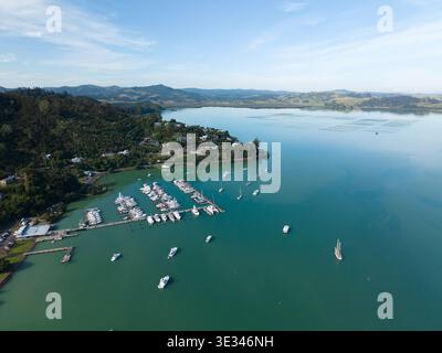 Luftaufnahme der Boote im Hafen von Whangaroa, Northland, Neuseeland Stockfoto