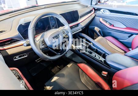 Samara, Russland - 26. April 2025: Geely-Fahrzeuginnenraum mit bequemen Ledersitzen, Armaturenbrett und Lenkrad. Moderner Luxus-Innenraum für Prestige-Autos. Stockfoto