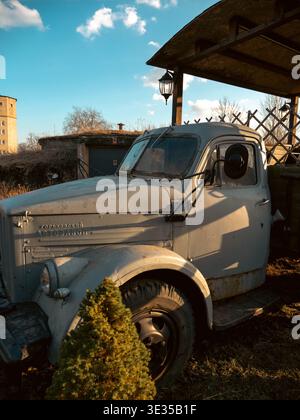 Oldtimer der sowjetischen GAZ (Gorky Automobile Plant) parkte im Frühjahr in Estland im Freien Stockfoto