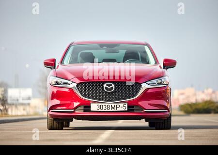Minsk, Weißrussland - 17. März 2026: Mazda 6 GL oder Mazda Atenza dritte Generation 2018-2021 Vorderansicht über urbanen Hintergrund Stockfoto