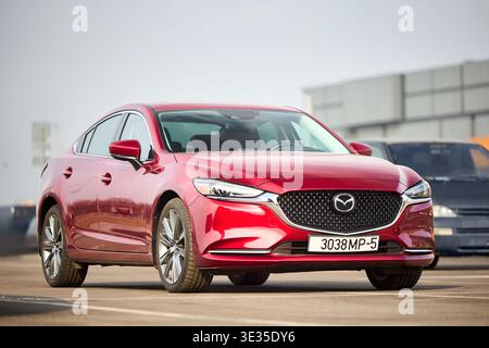 Minsk, Weißrussland - 17. März 2026: Mazda 6 GL oder Mazda Atenza dritte Generation 2018-2021 Vorderansicht über urbanen Hintergrund Stockfoto