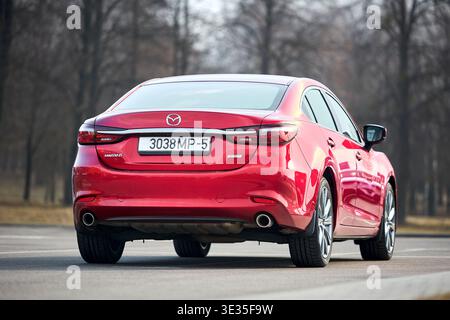 Minsk, Weißrussland - 17. März 2026: Mazda 6 GL oder Mazda Atenza dritte Generation 2018-2021 Rückansicht über urbanen Hintergrund Stockfoto