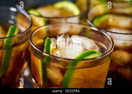Cocktail Cuba Libre mit braunem Rum, Cola und Limette. Cuba Libre oder Long Island Cocktail. Stockfoto