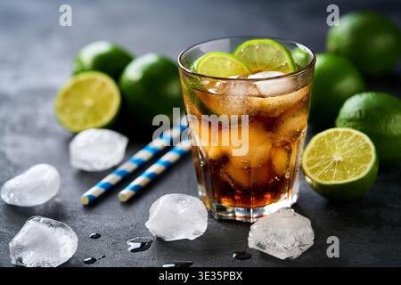 Cocktail Cuba Libre mit braunem Rum, Cola und Limette. Cuba Libre oder Long Island Cocktail. Stockfoto