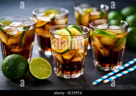 Cocktail Cuba Libre mit braunem Rum, Cola und Limette. Cuba Libre oder Long Island Cocktail. Stockfoto