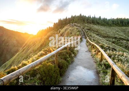 Sonnenuntergang Über Den Vulkankämmen Von Sete Cidades Stockfoto
